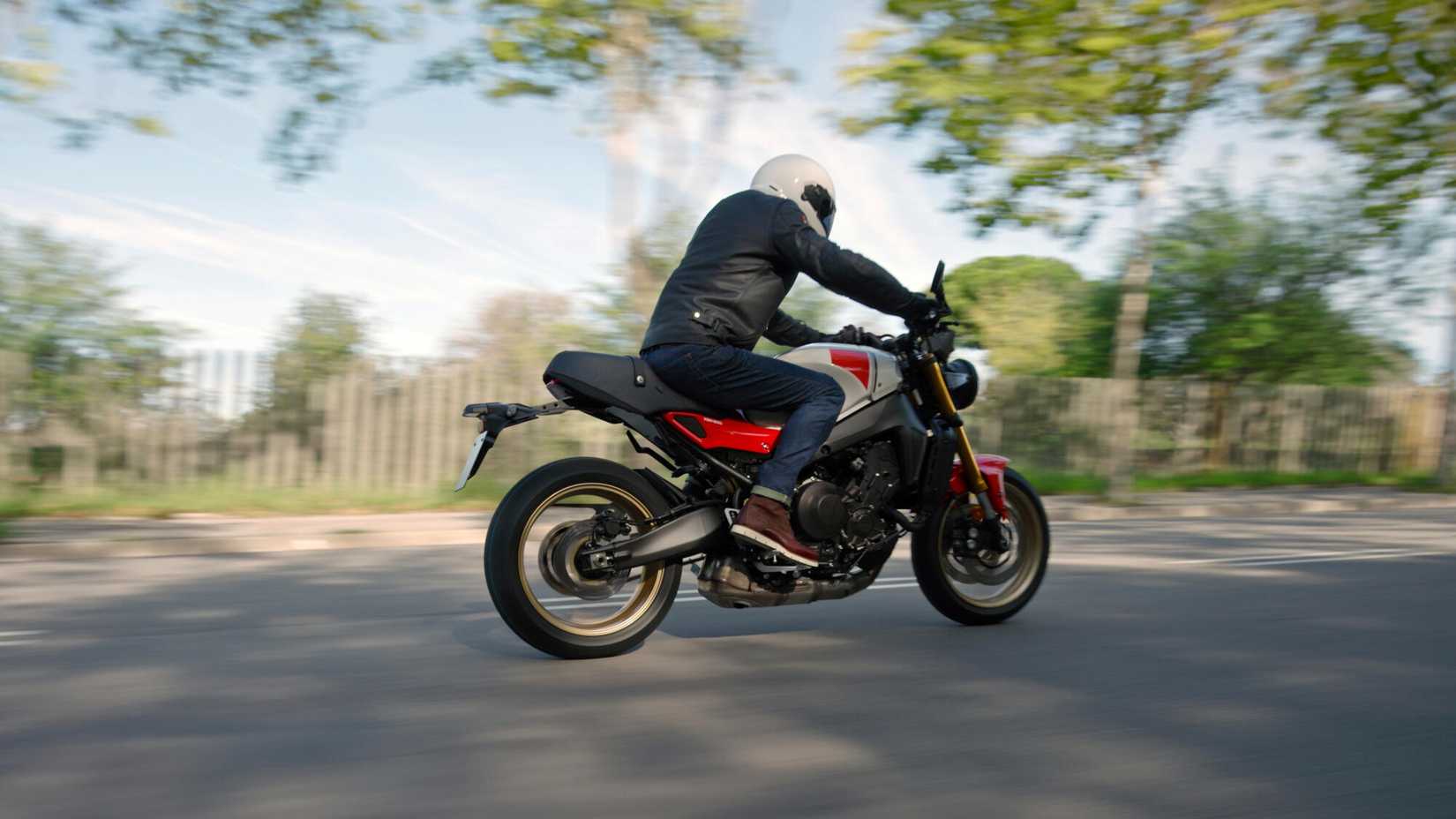 2025 Yamaha XSR900 ação traseira