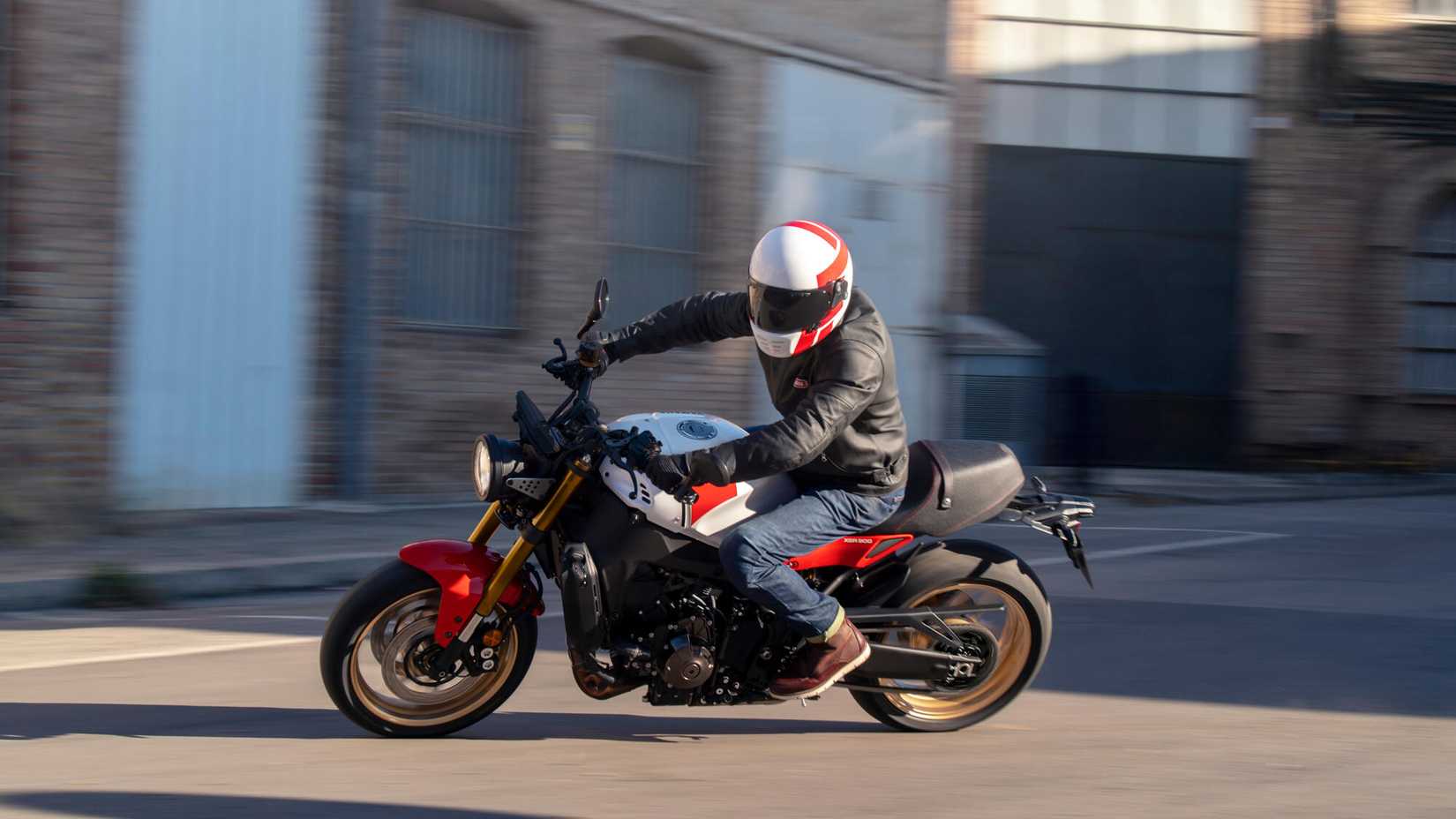Lado de ação Yamaha XSR900 2025