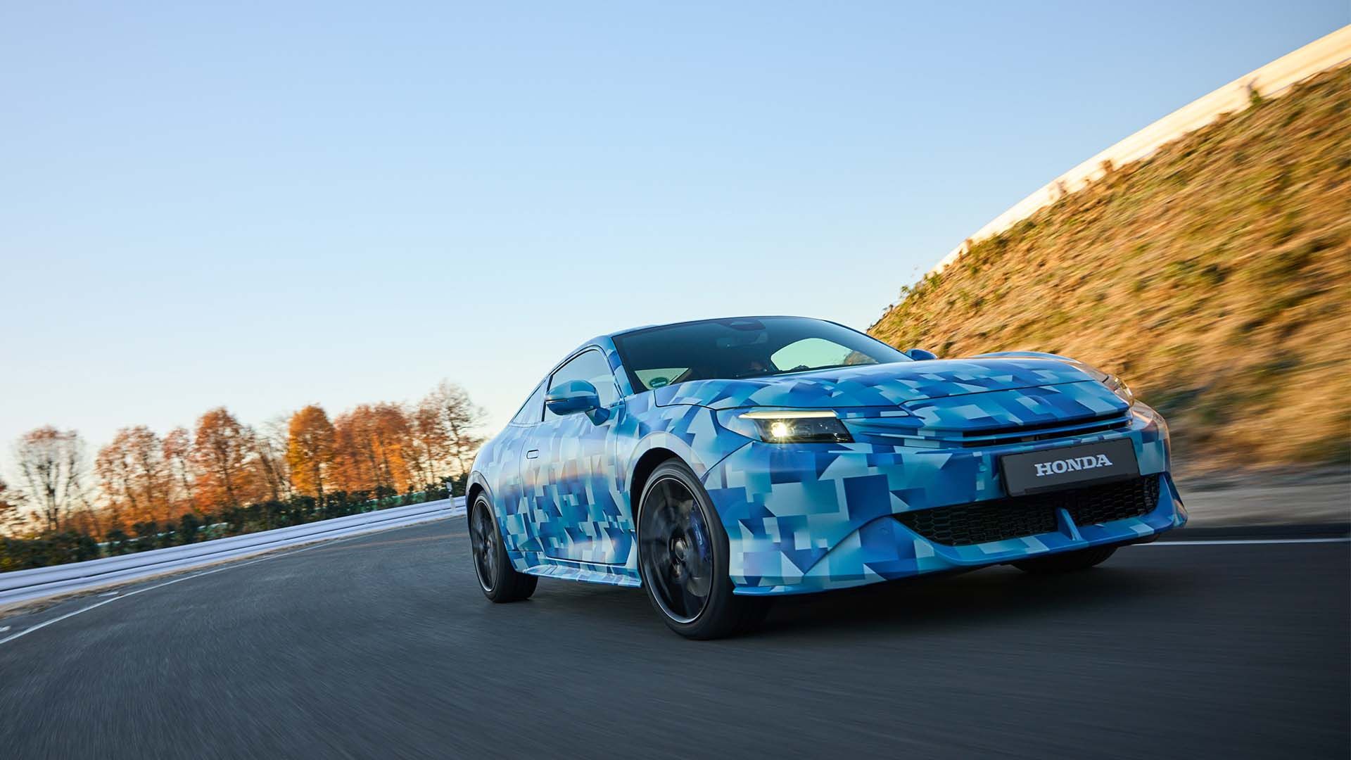 Um protótipo do Honda Prelude conduzido na pista