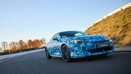 Um protótipo do Honda Prelude conduzido na pista