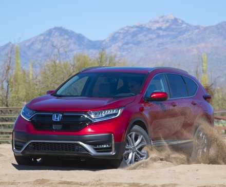 Foto frontal de ação 3/4 de um Honda CR-V Hybrid 2020