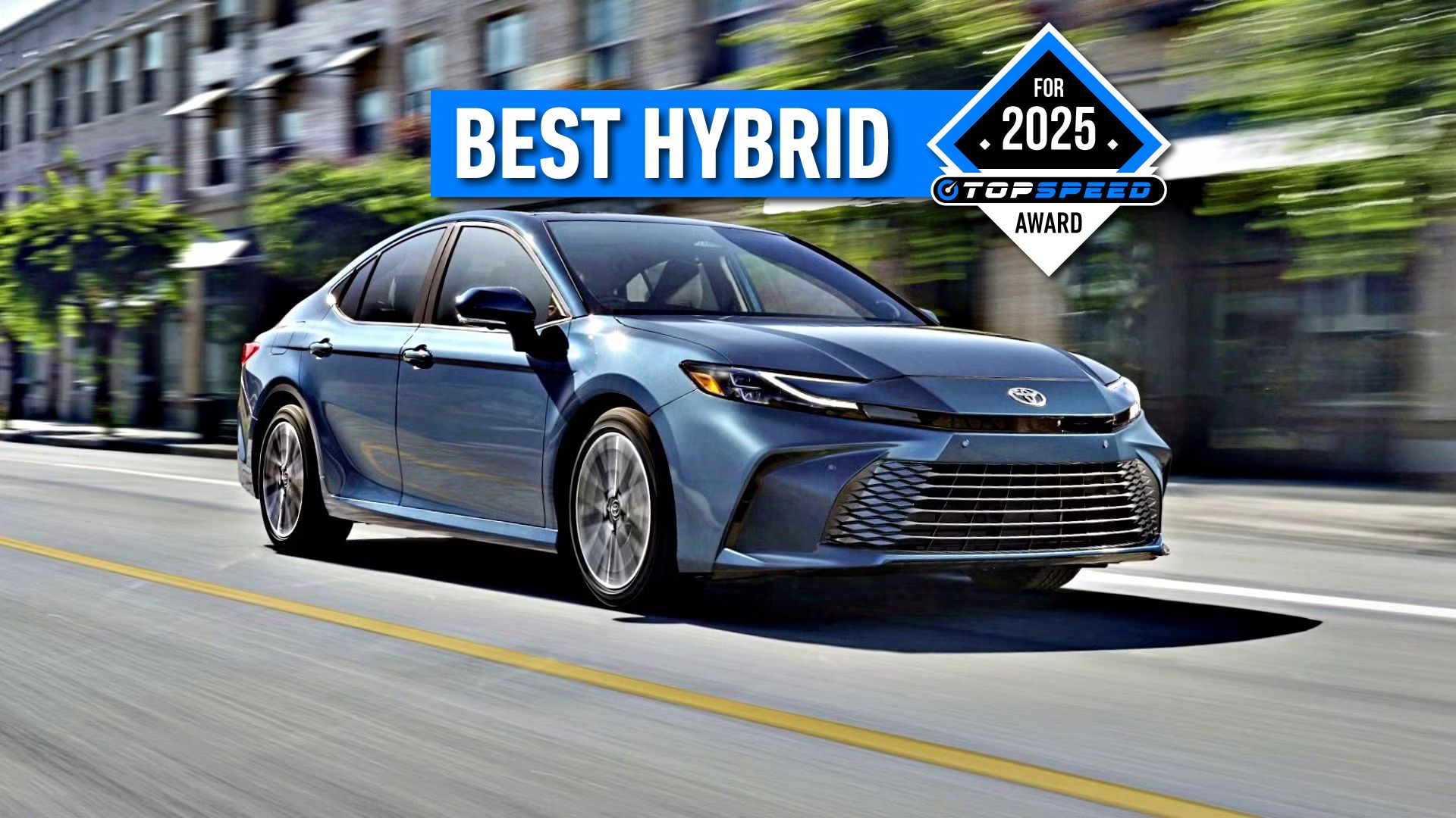 Foto frontal de três quartos do Toyota Camry com o rótulo de Melhor Híbrido