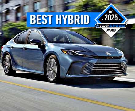 Foto frontal de três quartos do Toyota Camry com o rótulo de Melhor Híbrido