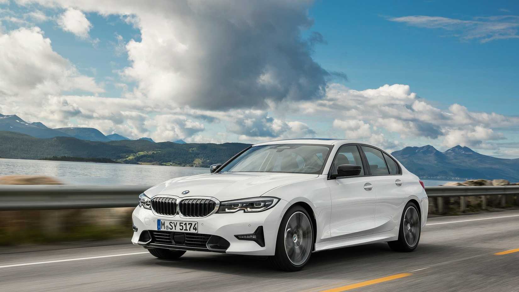 Foto frontal de ação 3/4 de um BMW Série 3 2019