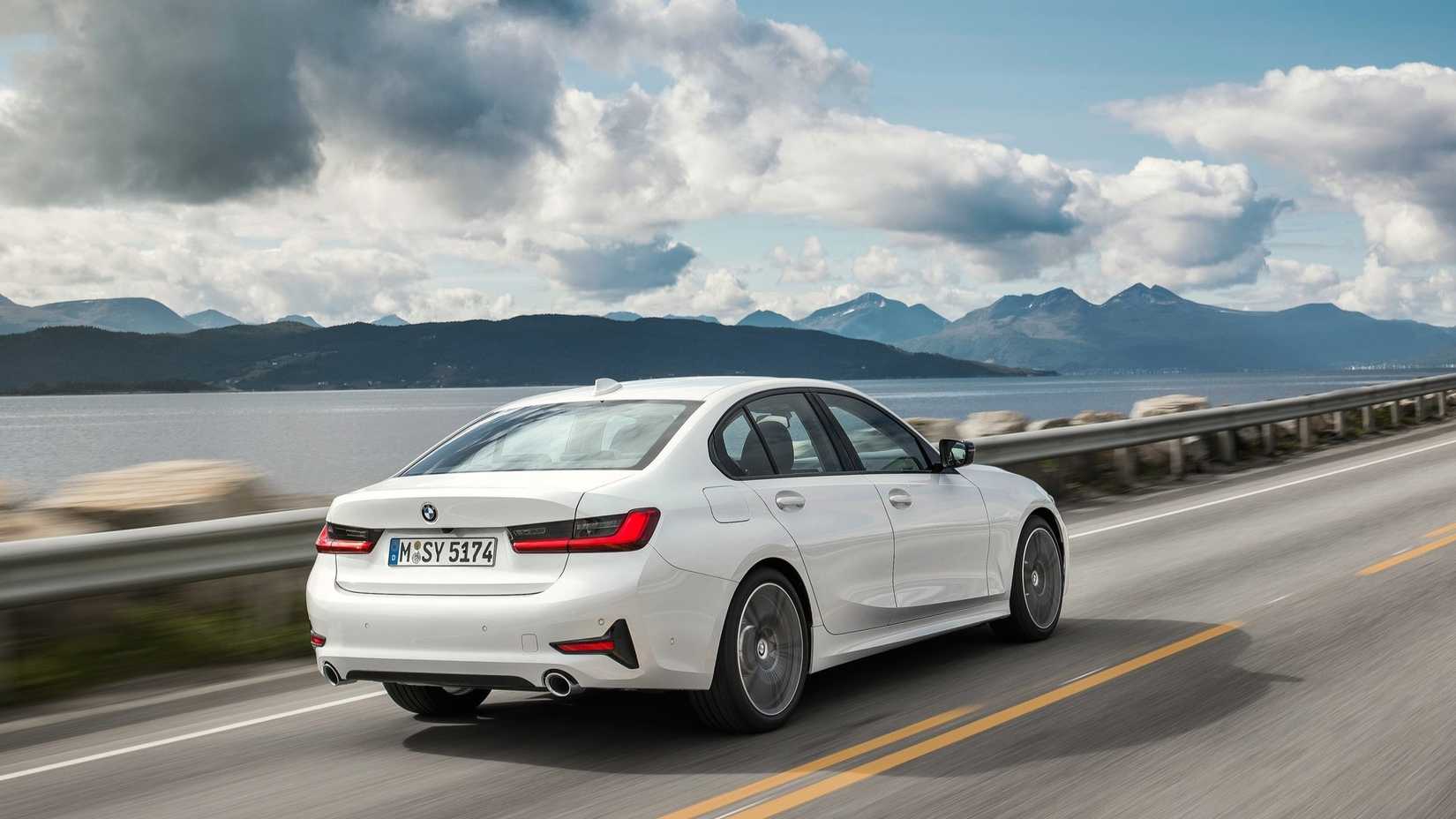 Foto de ação 3/4 traseira de um BMW Série 3 2019