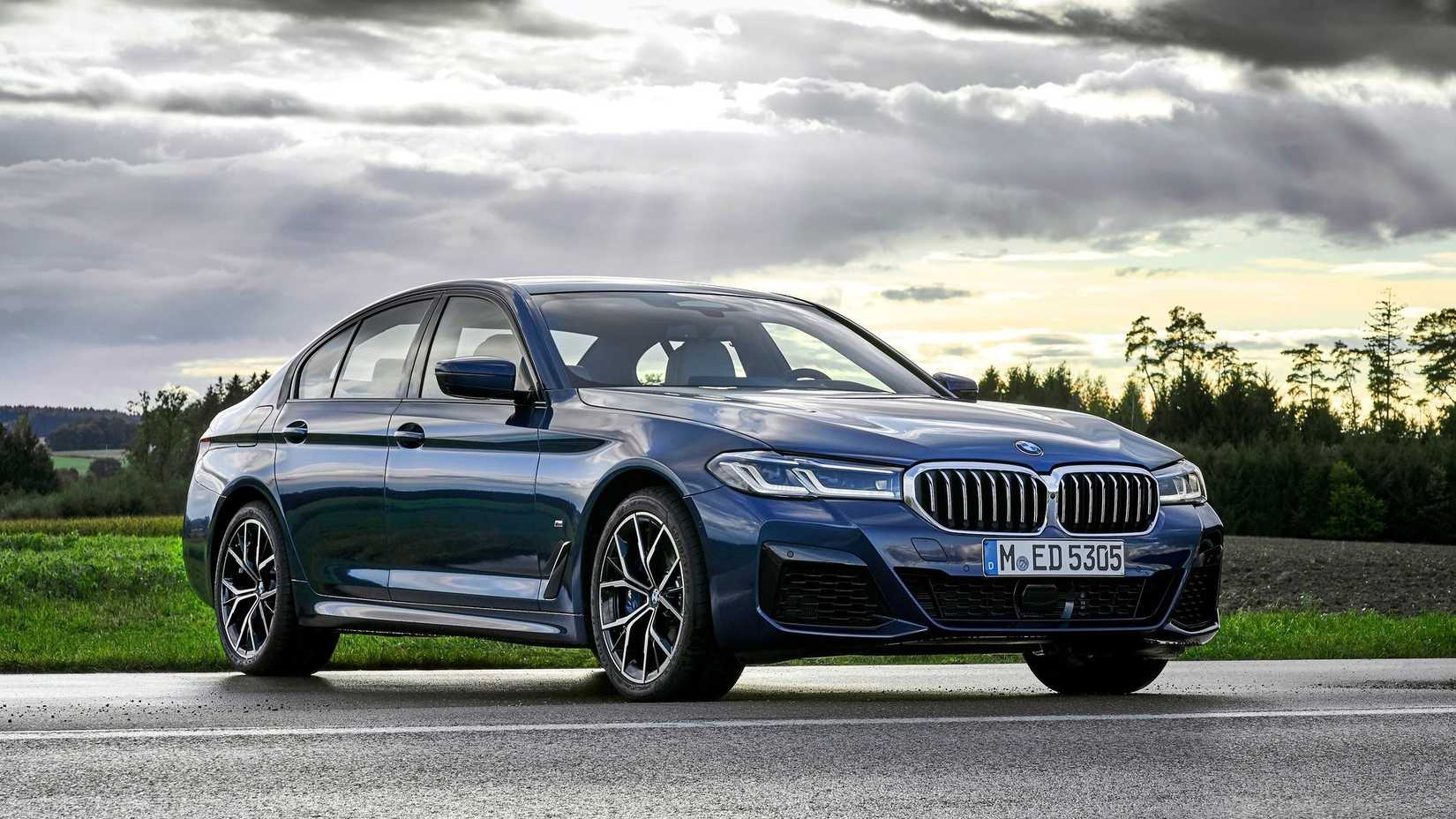 Foto frontal 3/4 de um BMW Série 5 2021