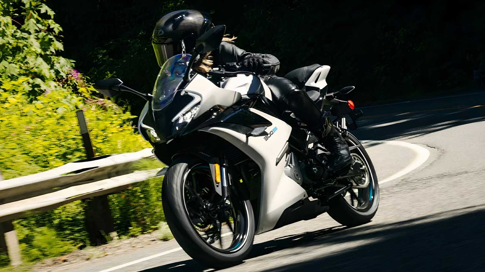2025 CFMoto 300SS cornering side profile view