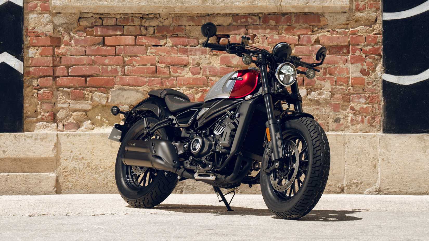 Vista estática do terceiro quarto frontal do CFMoto 450CL-C