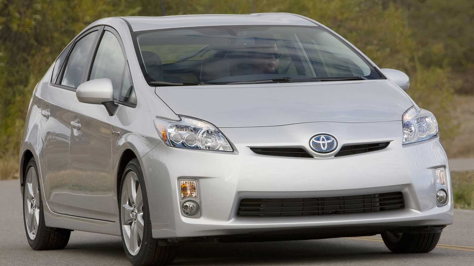 2010 Toyota Prius, front quarter view