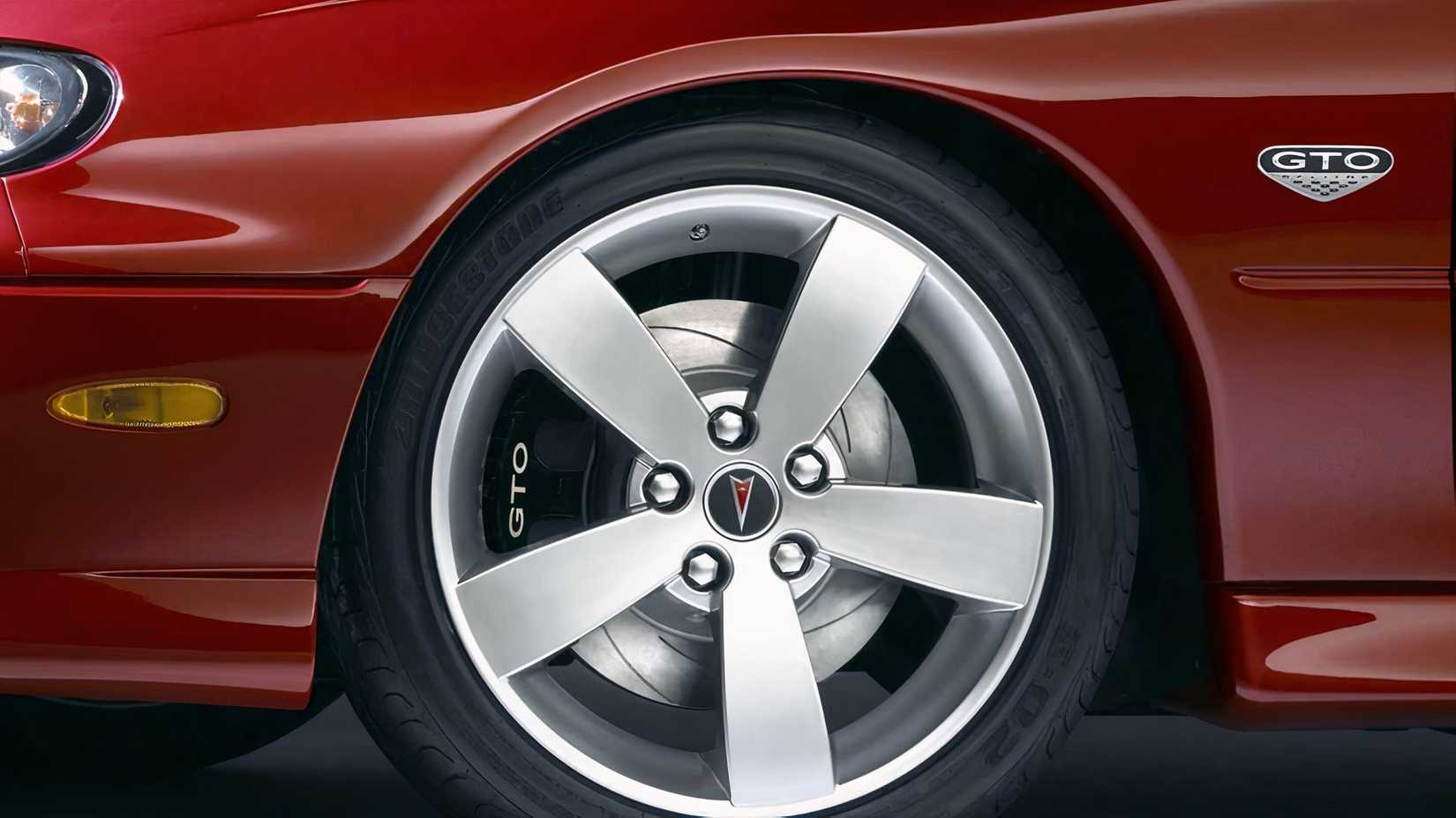 2004 Pontiac GTO, closeup from side of front section and wheel