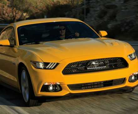 2015 Ford Mustang GT em amarelo dirigindo na estrada