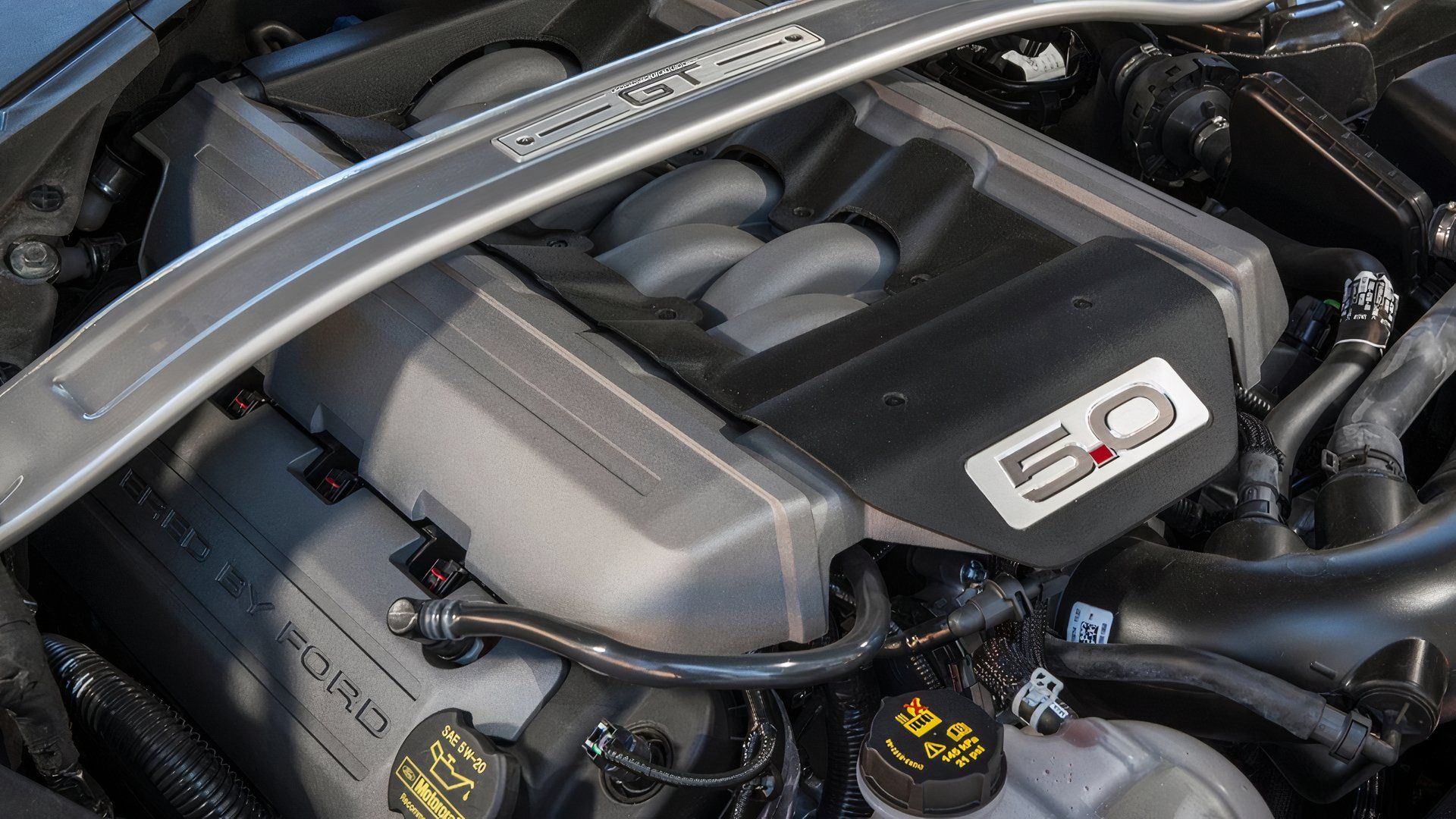 Motor Ford Mustang 2015, close-up no topo