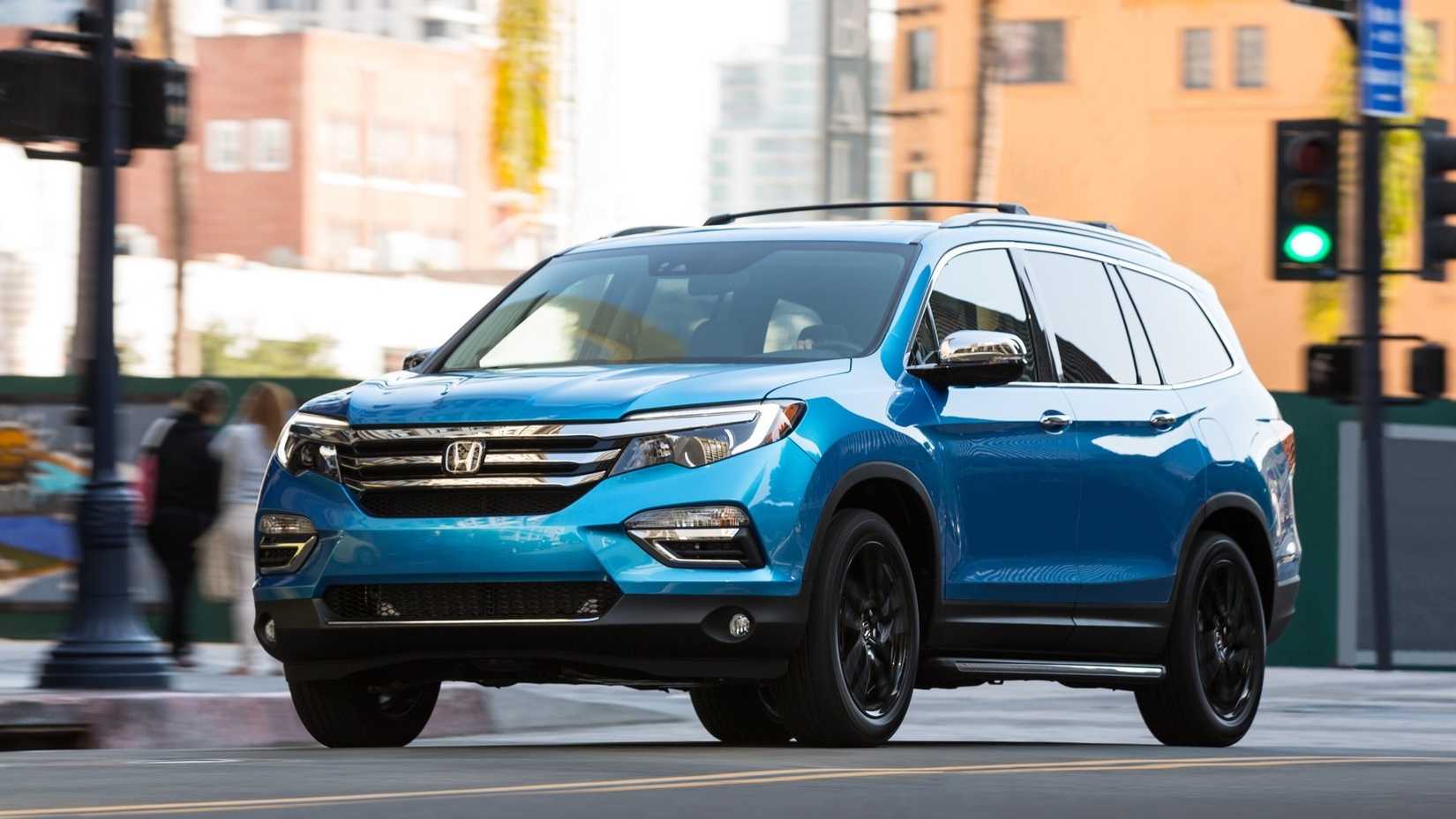 Front 3/4 action shot of a 2016 Honda Pilot