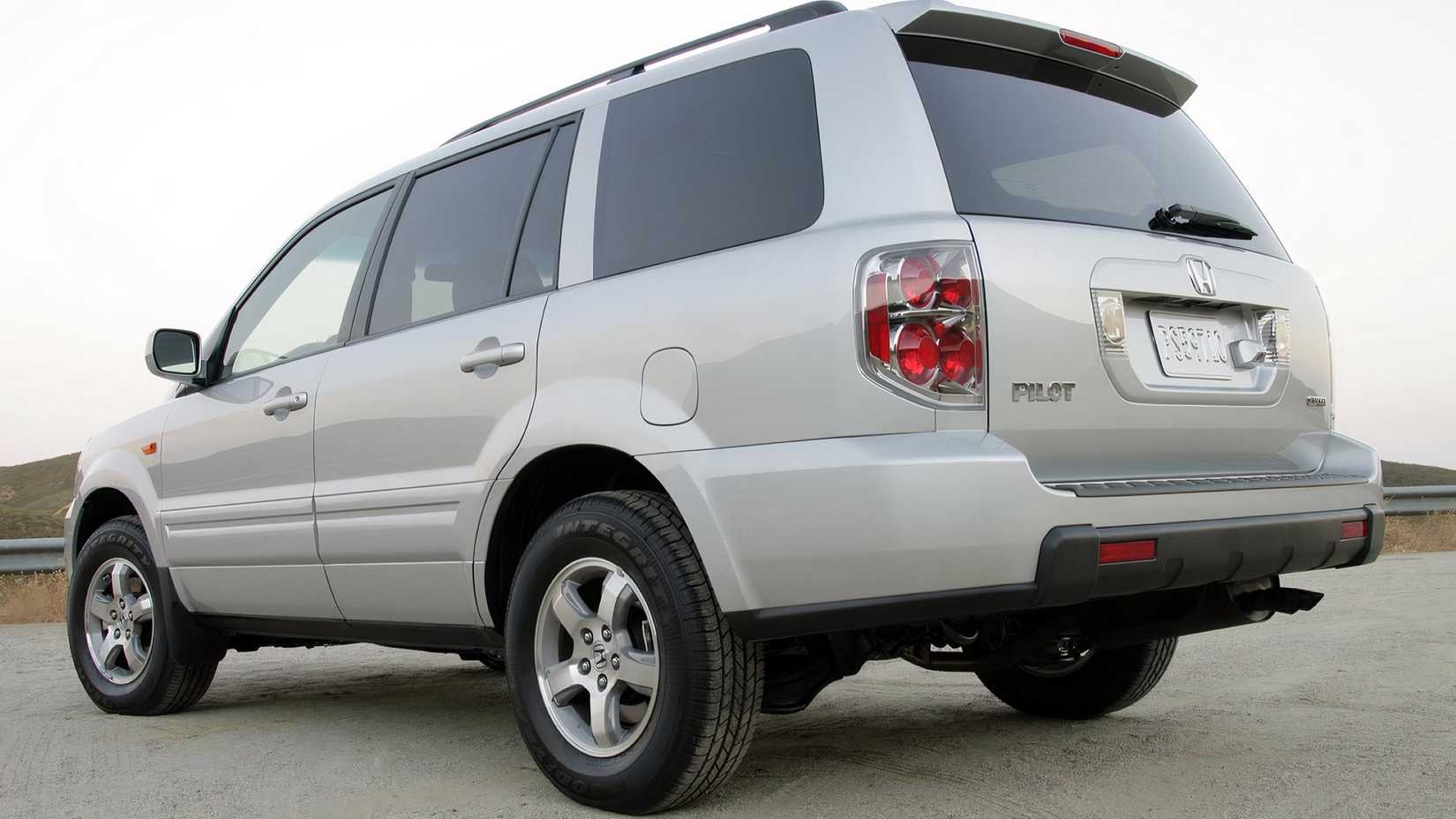 Rear 3/4 shot of a 2007 Honda Pilot