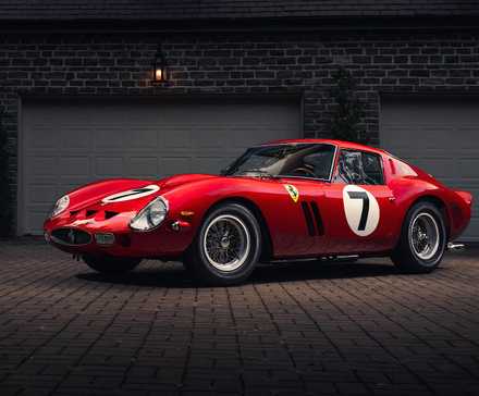 Ferrari 250 GTO 1962 em vermelho posando em estúdio