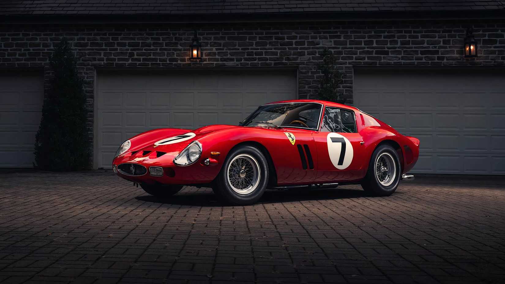 Ferrari 250 GTO 1962 em vermelho posando em estúdio
