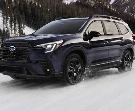 2025 Subaru Ascent Onyx Edition Premium em preto dirigindo na neve