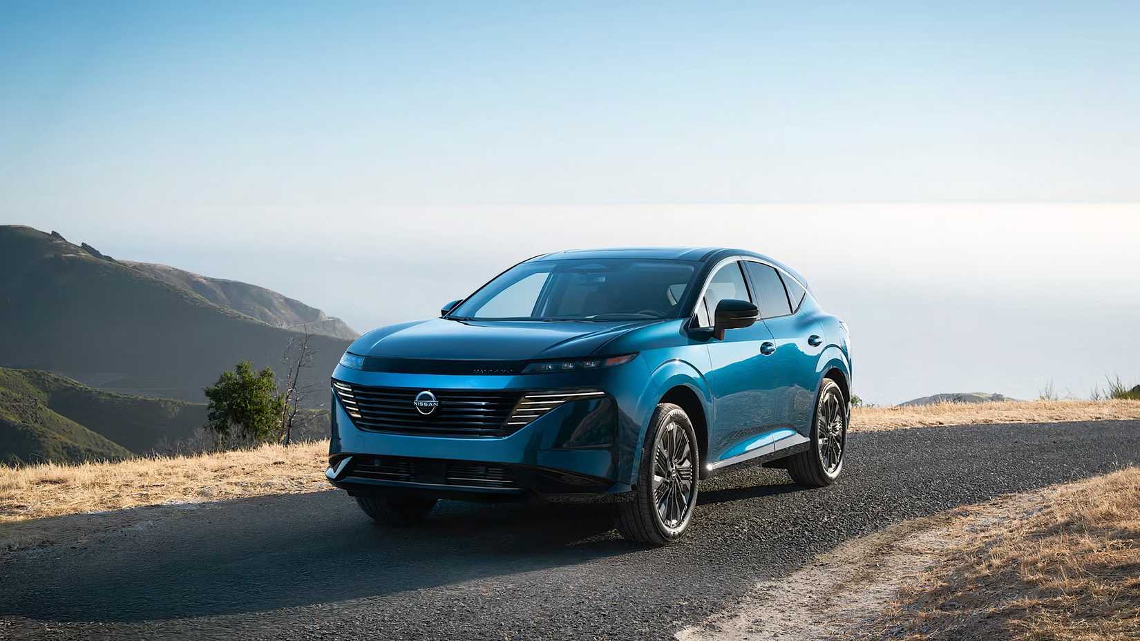 2025 Nissan Murano em azul dirigindo em estrada deserta