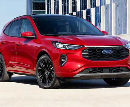 2023 Ford Escape Hybrid em vermelho estacionado fora do prédio de escritórios
