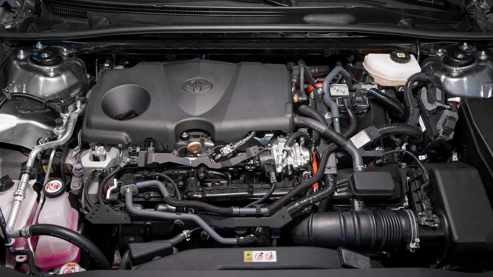 2025 Toyota Camry XSE Sedan motor híbrido de quatro em linha e 2,5 litros
