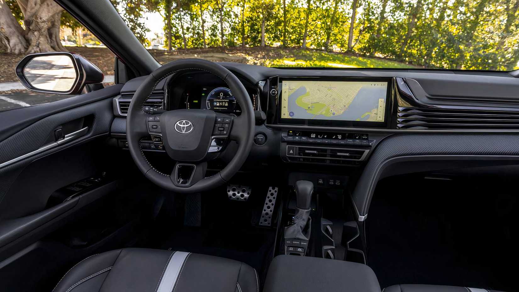 Foto do interior do Toyota Camry XSE 2025 mostrando a cabine frontal