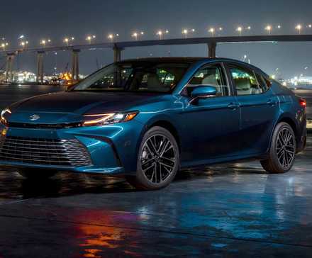 2025 Toyota Camry XLE em azul posando em frente à ponte