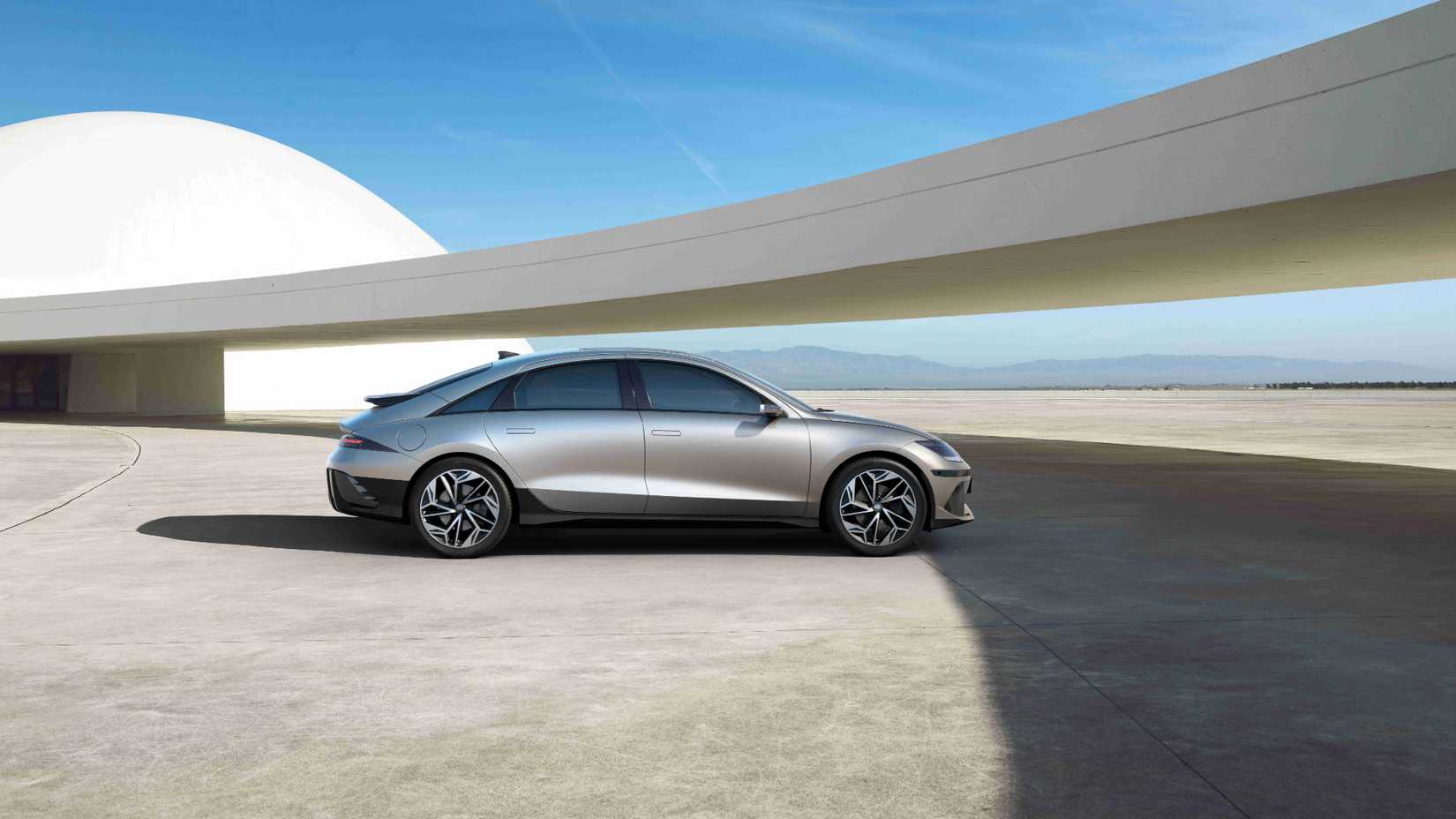Foto lateral de um Hyundai Ioniq 6 2025 estacionado