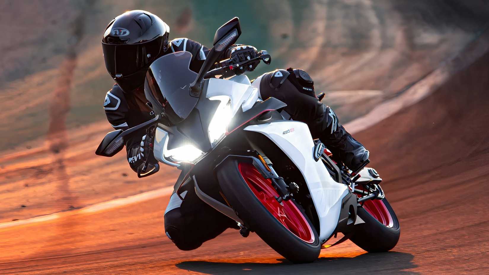 CFMOTO 450SS inclinado para um canto direito na pista