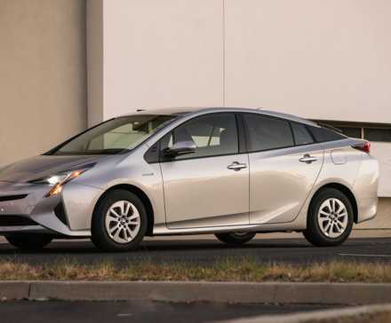 Foto lateral de um Toyota Prius 2016