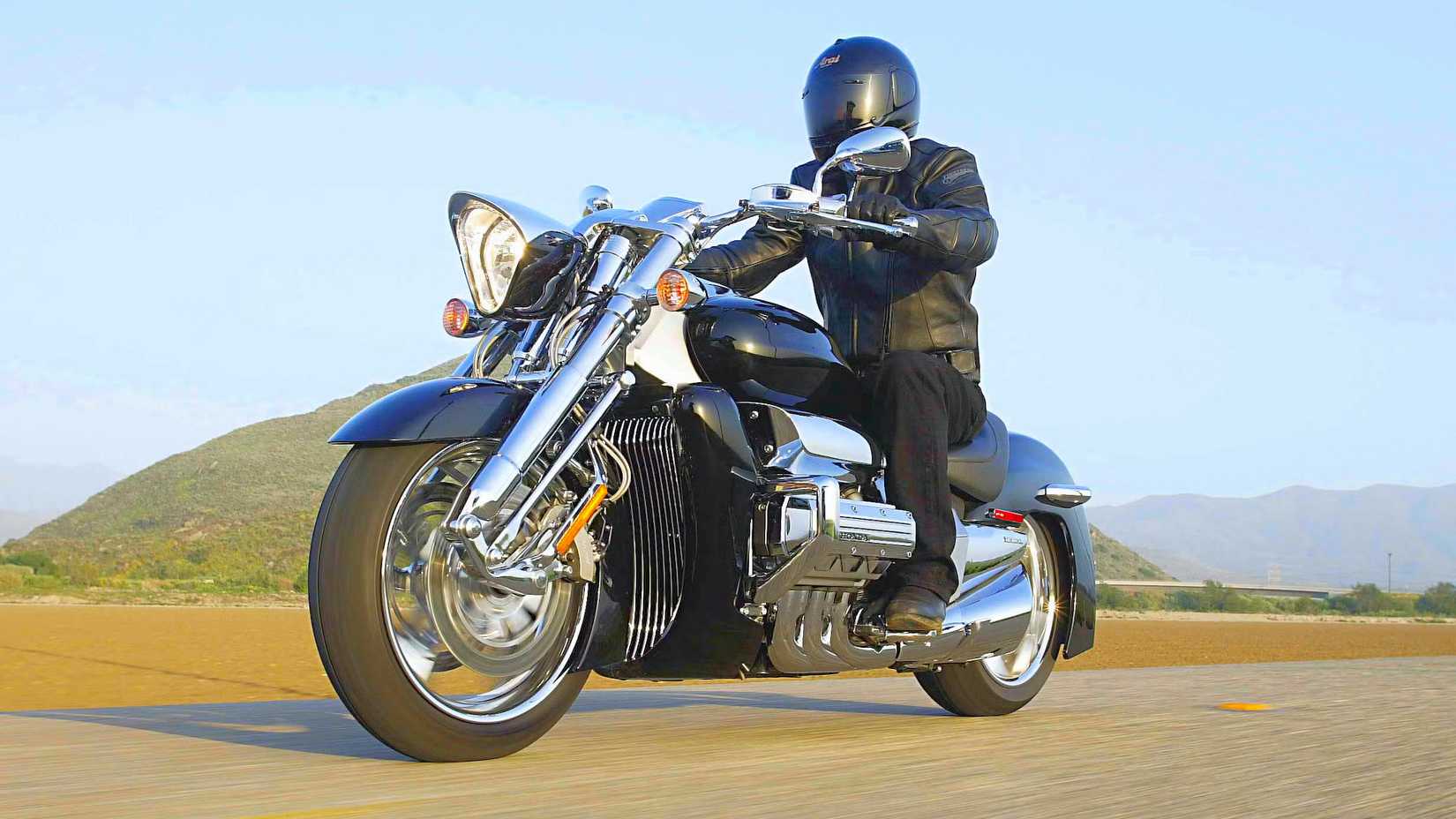 Piloto em uma Honda Valkyrie Rune 2004, tiro frontal no terceiro quarto