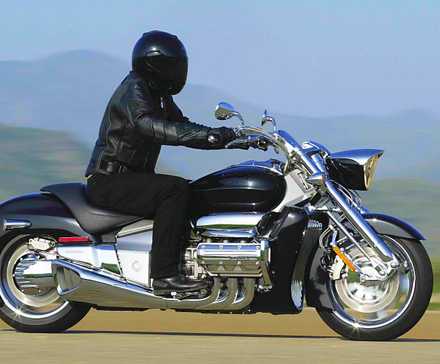 Piloto em uma Honda Valkyrie Rune 2004
