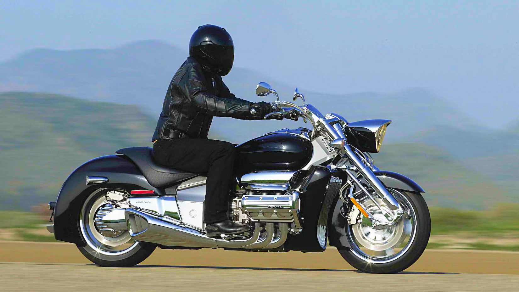 Piloto em uma Honda Valkyrie Rune 2004