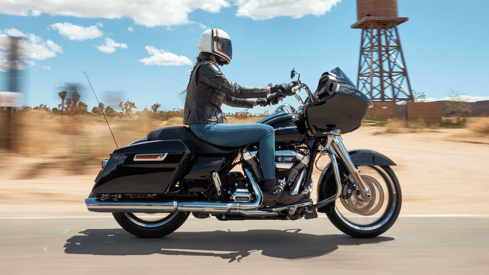 Piloto em uma Harley-Davidson Road Glide 2020