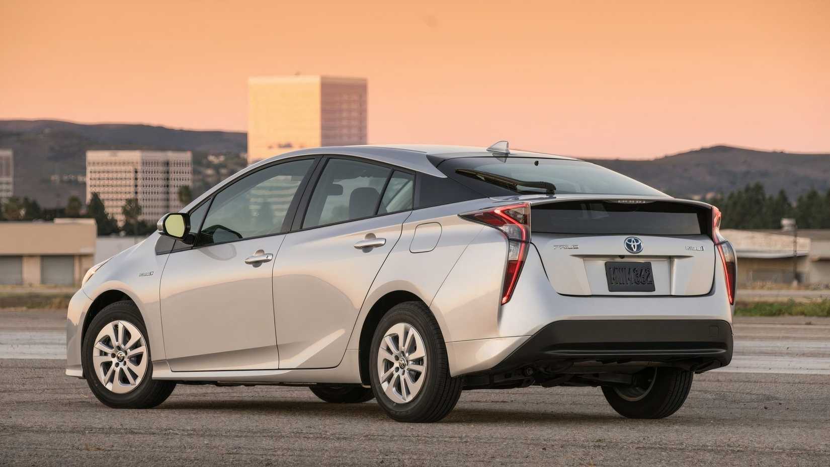 Foto traseira 3/4 de um Toyota Prius 2016