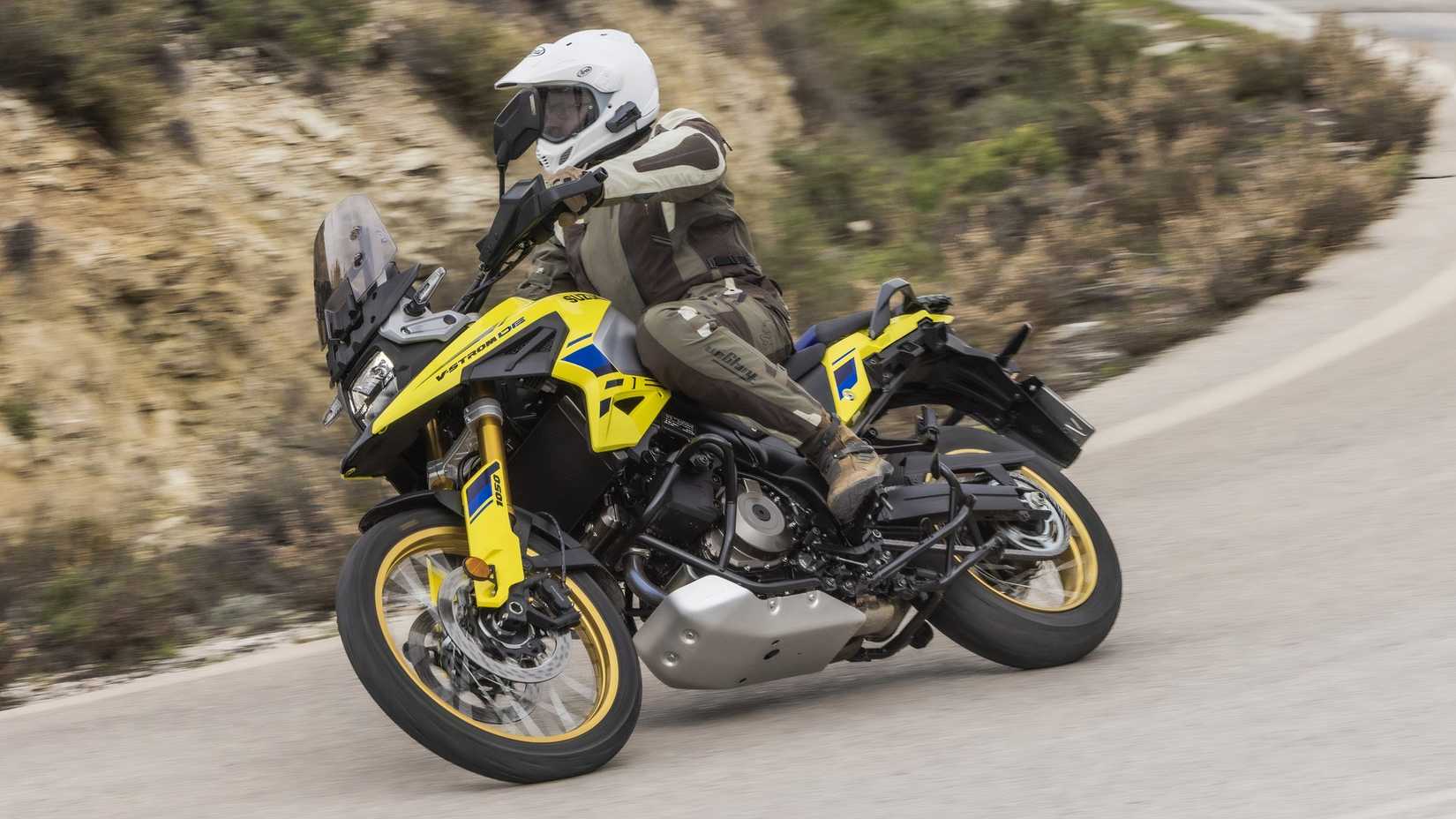 2025 Suzuki V-Strom 1050DE curvas na vista de perfil lateral do asfalto