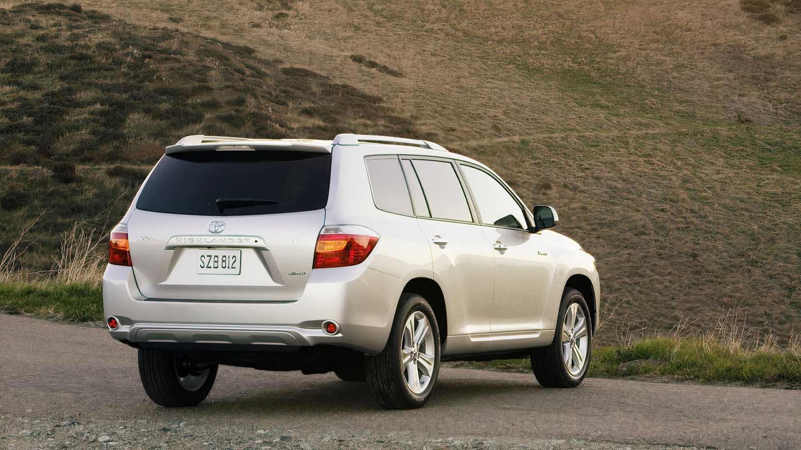 Rear 3/4 shot of a 2008 Toyota Highlander