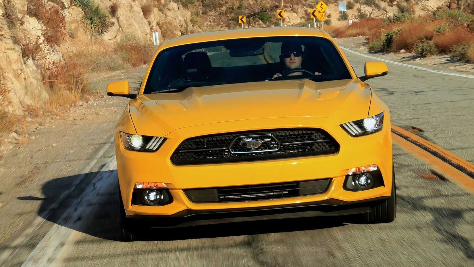 Ford Mustang GT 2015, perfil frontal dirigindo na estrada