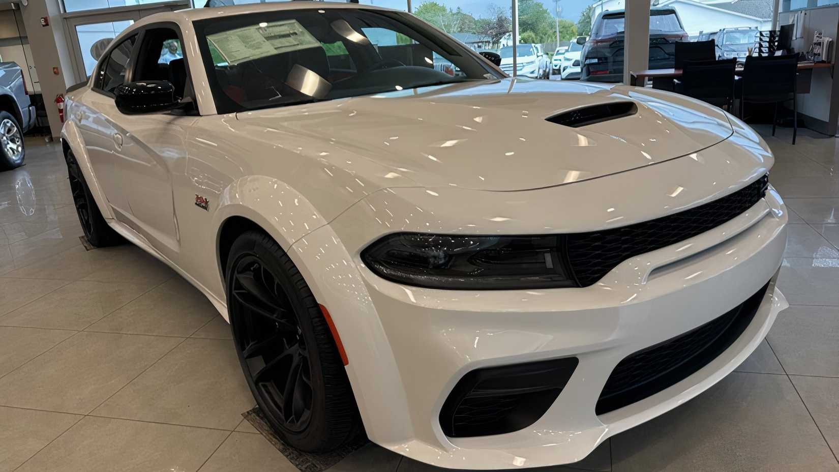 2023 Dodge Charger na concessionária, frente 3/4