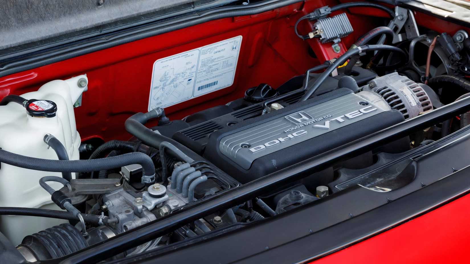 Compartimento do motor Acura NSX 1991 mostrando o motor