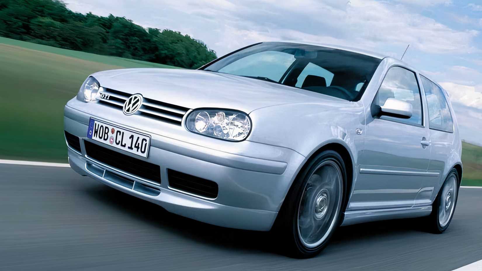 2002 Volkswagen Golf GTI Front 3/4 Shot dirigindo pela estrada