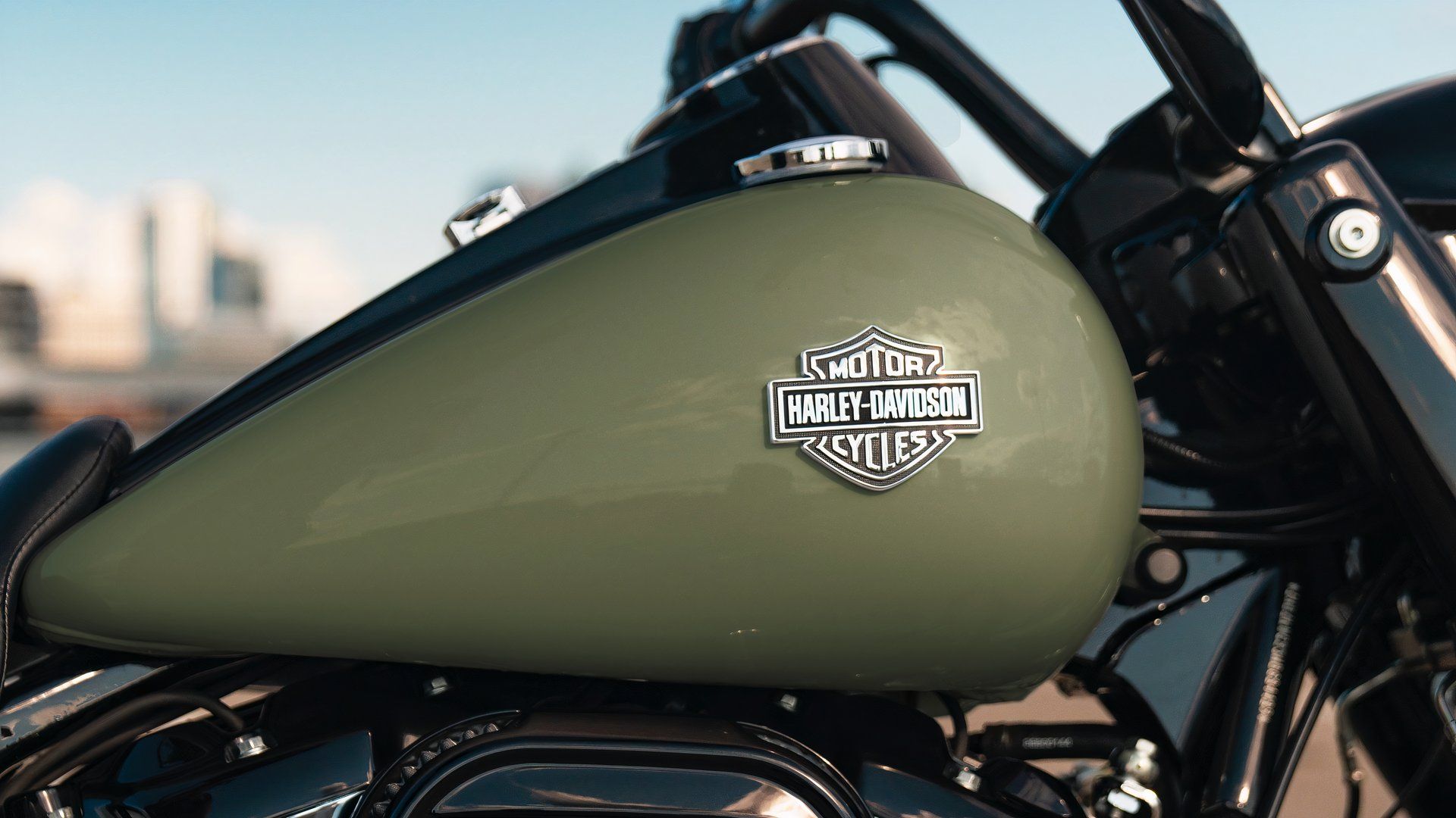 2020 Harley-Davidson Road King Special tank tank design close-up shot