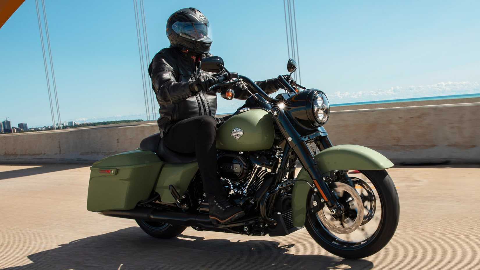 Harley-Davidson Road King Special em exclusiva vista dianteira do terceiro quarto em verde fosco