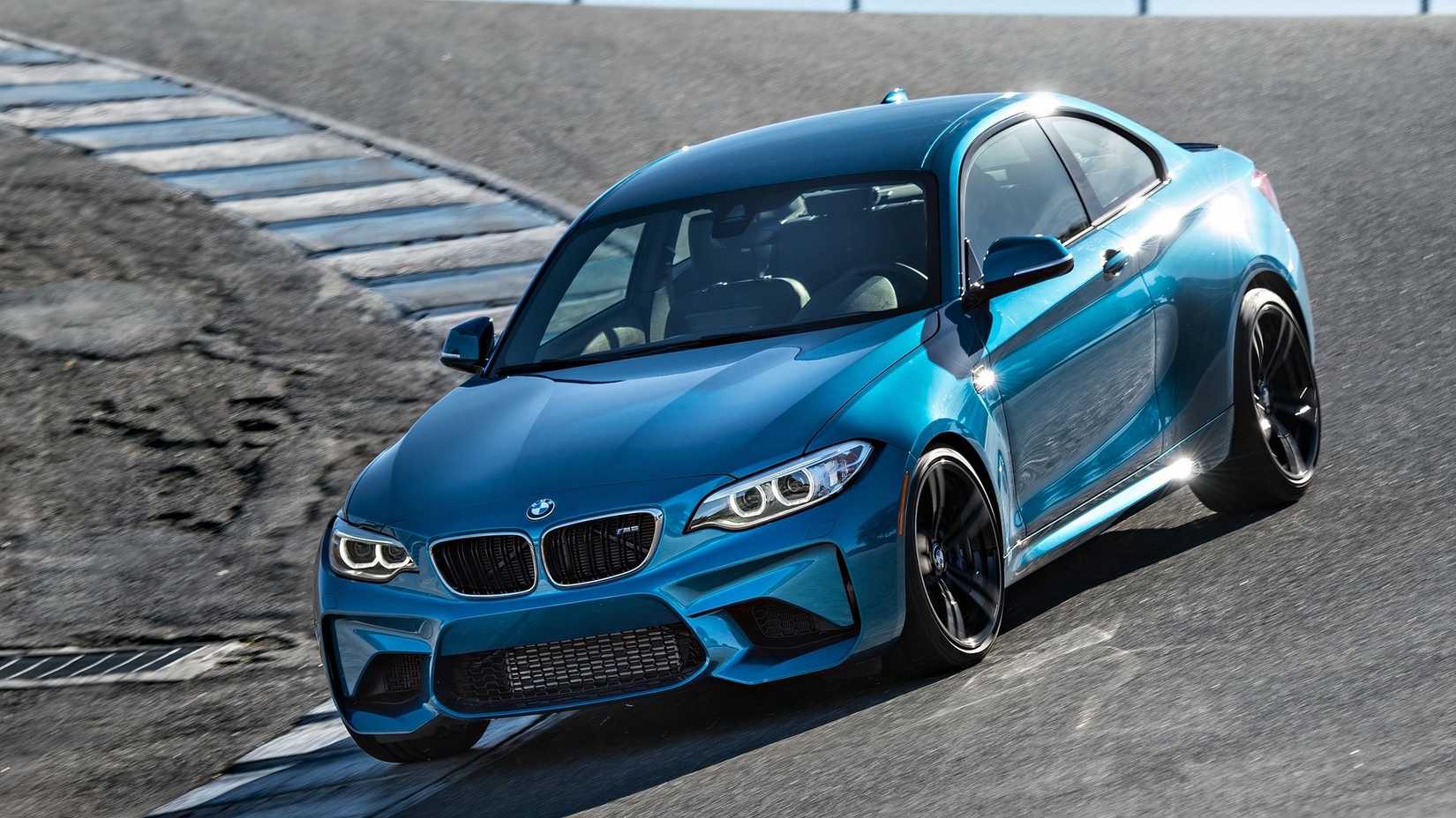 2015 BMW M2 em azul dirigindo na pista de corrida