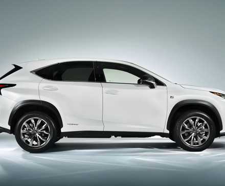Foto de perfil lateral de um Lexus NX300h branco 2015