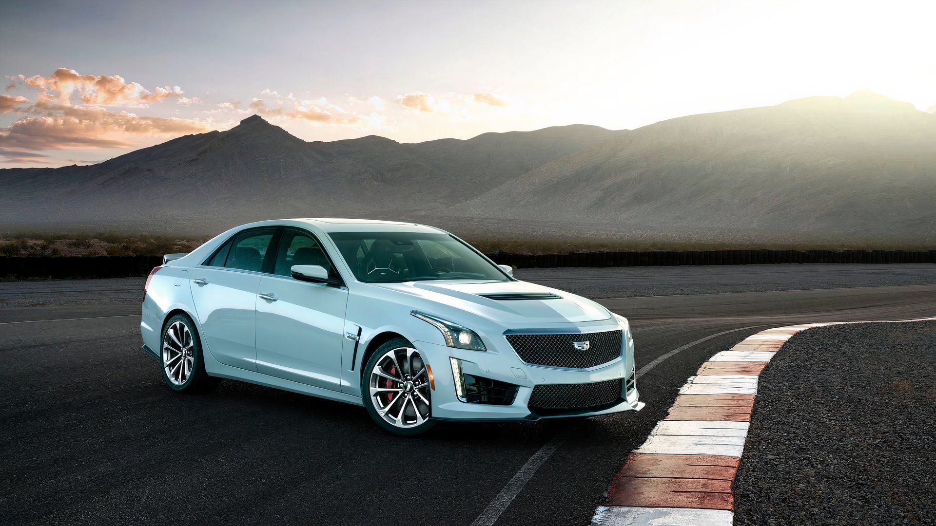 2018 Cadillac CTS-V Glacier Metallic Edition estacionado na pista