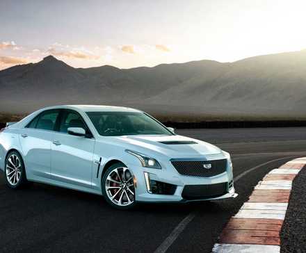 2018 Cadillac CTS-V Glacier Metallic Edition estacionado na pista