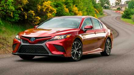 Quarto dianteiro do Camry Hybrid SE vermelho 2019