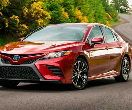 Red 2019 Camry Hybrid SE front-quarter