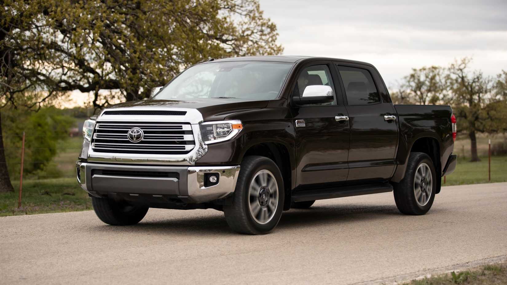 Foto frontal 3/4 de um Toyota Tundra 2019