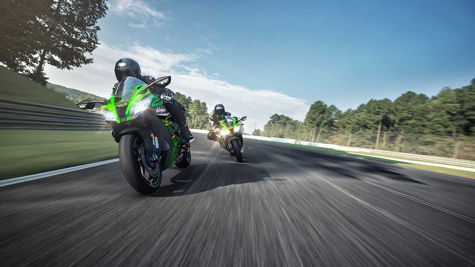 Um par de Ninja ZX-10R 2020 correndo em uma pista